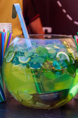 Mojito kokteyl ile büyük cam kase