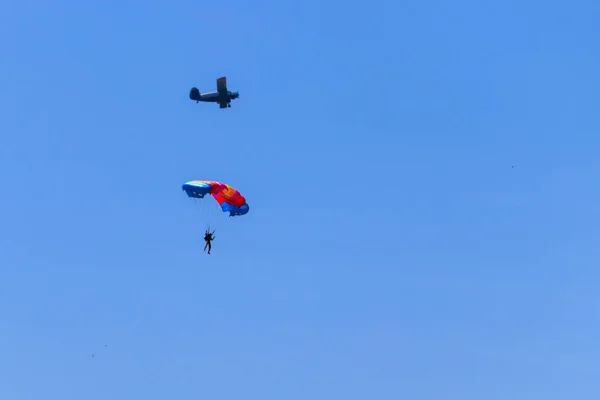 Paracaidista y avión en el cielo azul. Estilo de vida activo —  Fotos de Stock