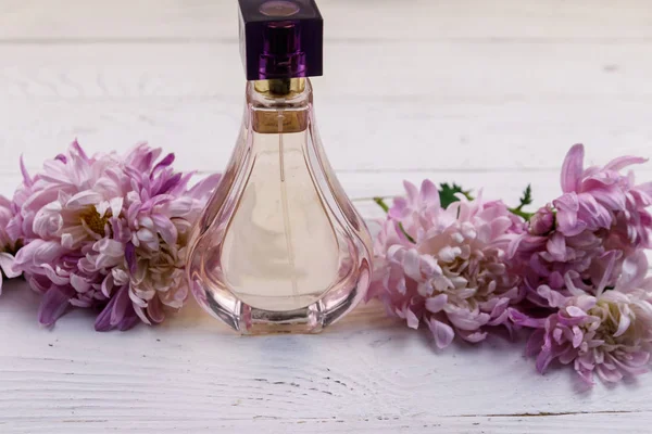 木製の白地に花模様の女性の香水 — ストック写真