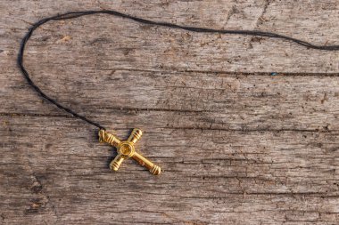Rustik ahşap arka planda küçük Hıristiyan altın haç