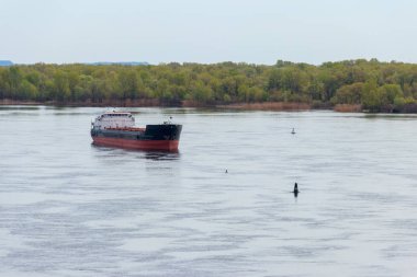 Kargo gemisi Dinyeper nehrinde yol alıyor.