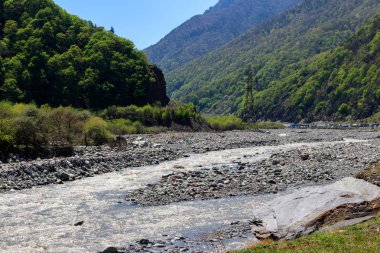 Kafkas dağlarındaki dağ nehri