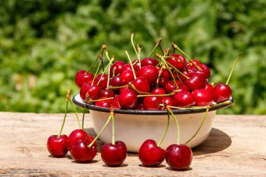 Rustik ahşap masa açık taze kiraz ile kase