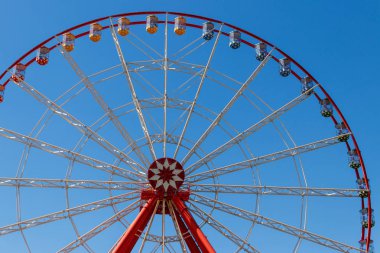 Dönme dolap Gorki Park mavi gökyüzü arka plan üzerinde. Kharkov, Ukrayna