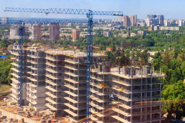 İnşaat halindeki vinç ve ev