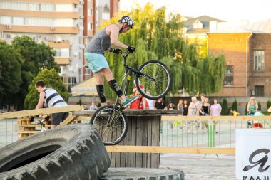 Adam parkta onun deneme motosiklet üzerinde bir denge tutmak