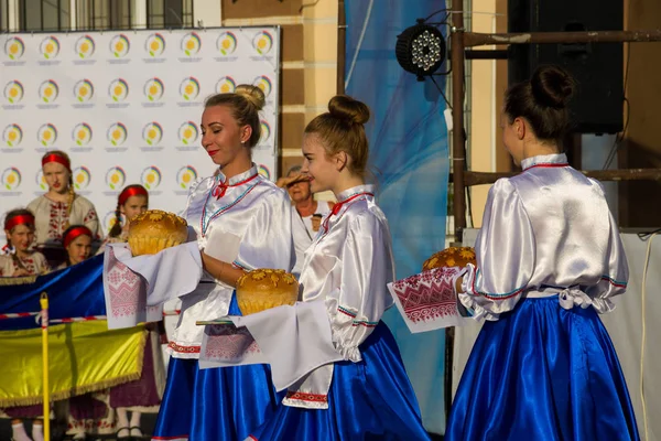 Chicas en ropa tradicional ucraniana se preparan para dar la bienvenida a los huéspedes — Foto de Stock