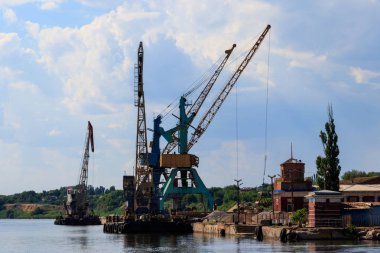 Kargo liman nehir üzerinde ağır vinç