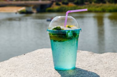 Limon, buz ve nane yaprakları ile Mojito kokteyl 