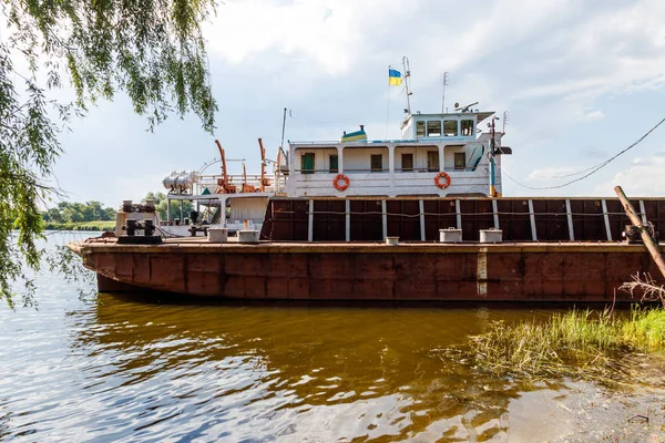 Ferryboat en el muelle en el río Dnieper, Ucrania — Foto de Stock