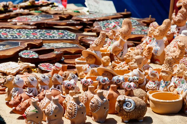 Український глиняні статуетки для продажу на сувенірному ринку — стокове фото