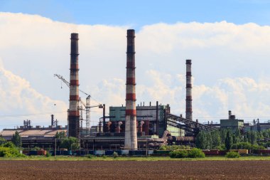 Endüstriyel peyzaj. Nikopol'deki fabrikanın görünümü