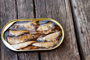 Rustik ahşap masa üzerinde sürüsünü açık teneke kutu