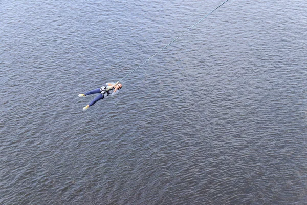 Saut de corde depuis la haute altitude du pont — Photo