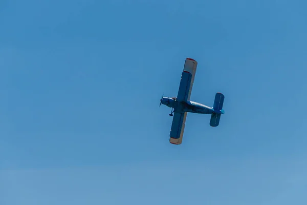 Biplane flying in blue sky — Stock Photo, Image