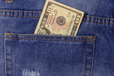 Kot pantolon cebinde on dolar banknot