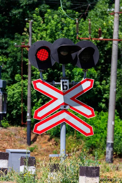 Spoorwegovergang bord met knipperende rode lampjes van semafoor — Stockfoto