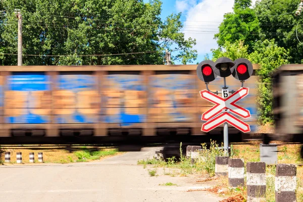 Czerwony sygnał semafora i znak Stop przed przejeździe kolejowym z przekazaniem pociągu — Zdjęcie stockowe