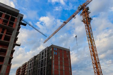 İnşaat halindeki vinç ve ev