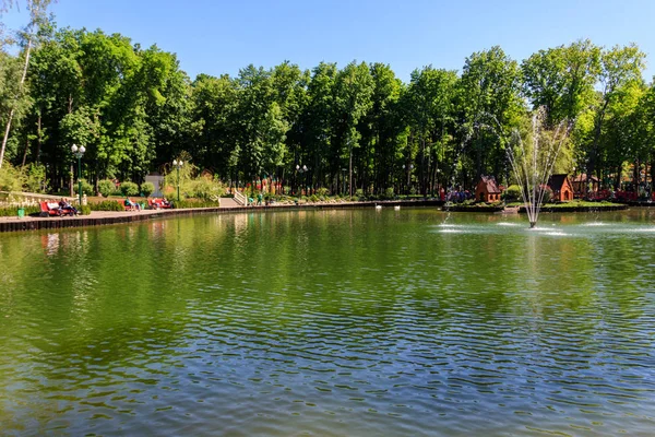Uitzicht op het prachtige meer in Gorky Park — Stockfoto