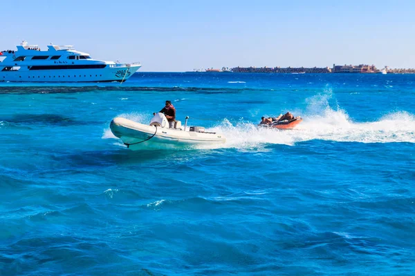 Turistas felizes se divertindo andando barco inflável no mar Vermelho — Fotografia de Stock