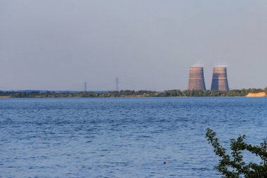 Kakhovka Rezervuarı ve Enerhodar kasabasının ufukta görünümü