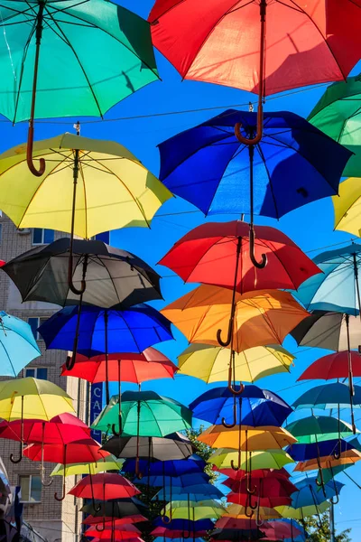 Ombrelli multicolori sulla strada della città — Foto Stock