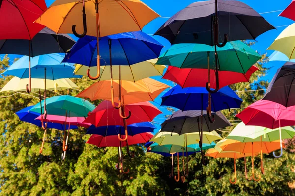 Veelkleurige parasols op de stads straat — Stockfoto