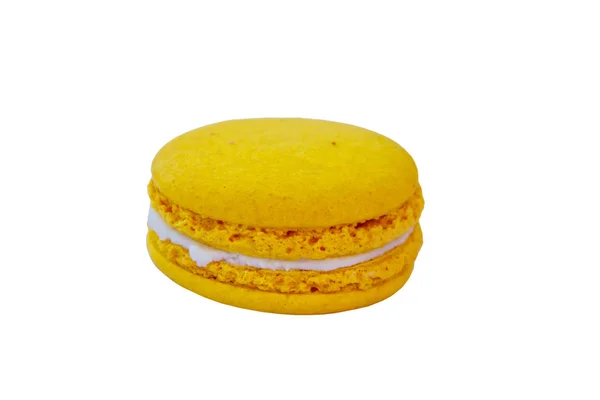 Lekkere gele macaroon geïsoleerd op witte achtergrond — Stockfoto