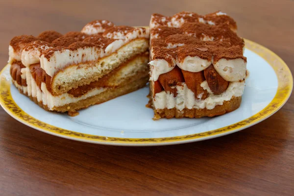 Traditionell italiensk dessert tiramisu på ett bord — Stockfoto