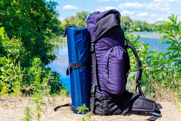 Turistická kancelář u řeky v létě. Koncepce túru — Stock fotografie