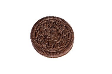 Beyaz arka plan üzerinde izole krema dolgulu çikolatalı kurabiye