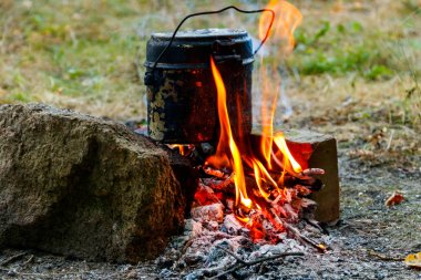 Kamp ateşinde yemek pişirmek