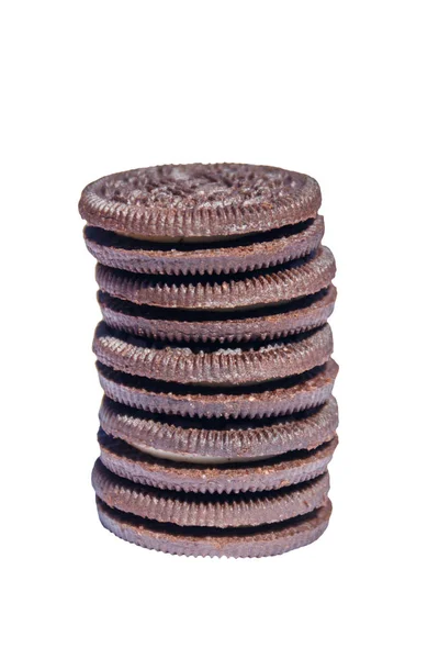 Pilha de biscoitos de chocolate com recheio de creme isolado no fundo branco — Fotografia de Stock