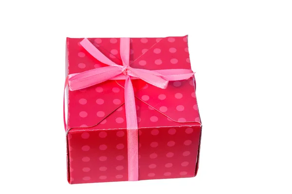 Caja de regalo roja aislada sobre fondo blanco —  Fotos de Stock