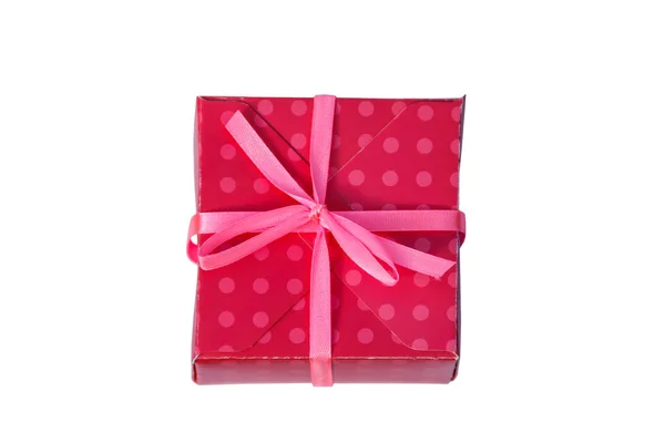 Caja de regalo roja aislada sobre fondo blanco —  Fotos de Stock
