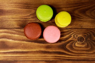 ahşap masa üstünde lezzetli renkli macaroons