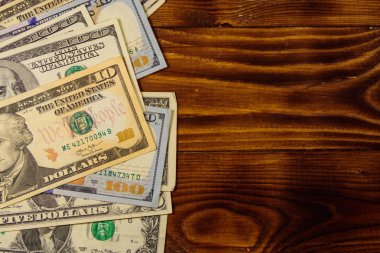 Ahşap arka planda Amerikan doları. Üst görünüm, kopyalama alanı