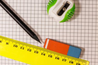 Not defteri sayfasında cetvel, kalem, bileyici ve silgi