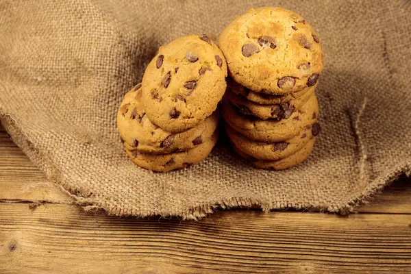 Chocolate chip cookies on wooden table — Stock Photo, Image