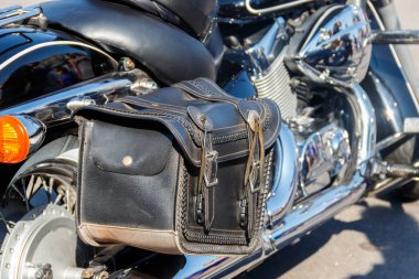 deri bisikletçinin çanta üzerinde bir motosiklet yakın çekim