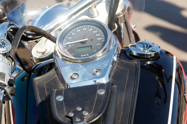 Хромированный спидометр мотоцикла крупным планом — стоковое фото