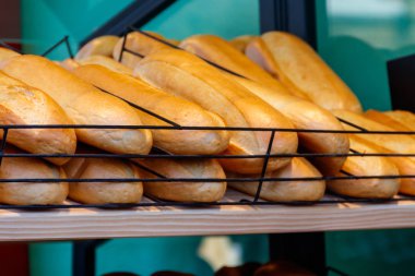 Mağaza rafındaki taze ekmek