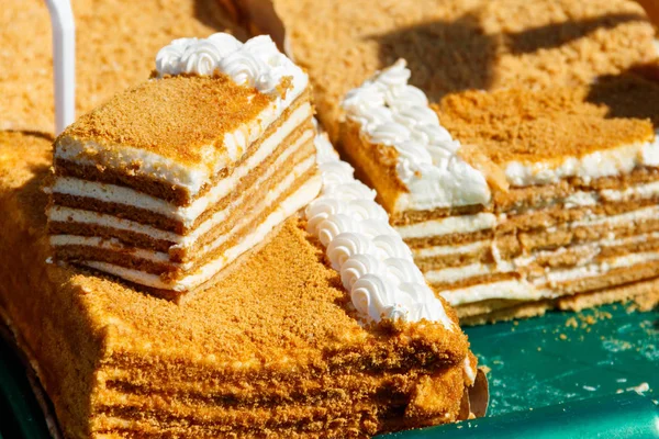 Gustoso fatto in casa torta di miele stratificato primo piano — Foto Stock