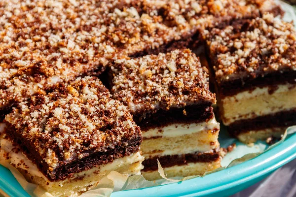 Savoureux gâteau fait maison en couches gros plan — Photo