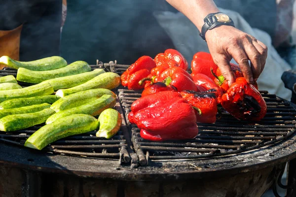 Calabacín y pimientos cocinando en la parrilla —  Fotos de Stock