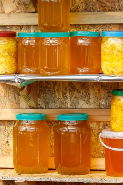 Bir rafta farklı bal çeşitleri kavanoz
