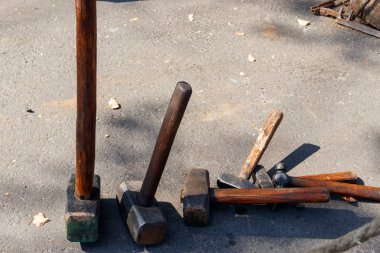 Bir zemin üzerinde farklı çekiç seti