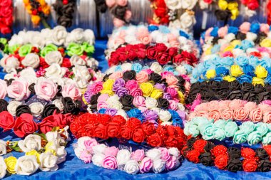 Yapay çiçekler ile farklı saç çemberleri