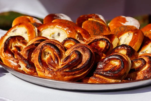 Zoete broodjes in een bakje op de tafel — Stockfoto